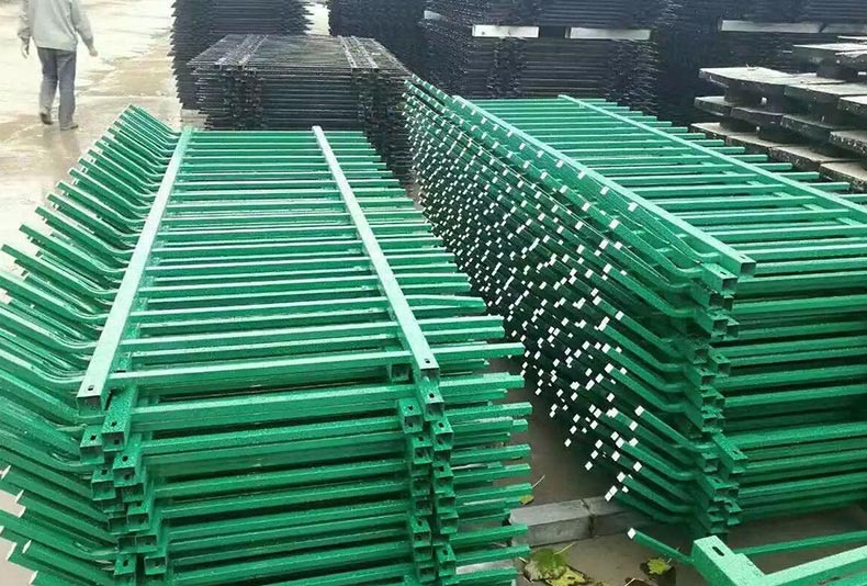 折彎鋅鋼草坪護(hù)欄圖片